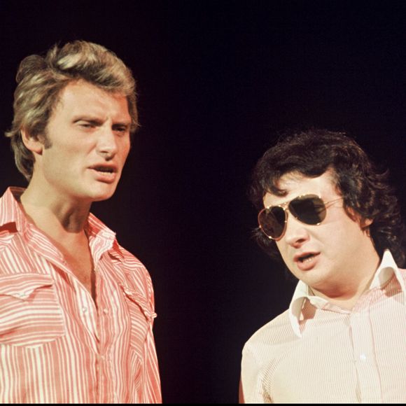 Archives - Johnny Hallyday et Michel Sardou sur le plateau de l'émission de TF1 "Numero 1 à Michel Sardou" en 1975.