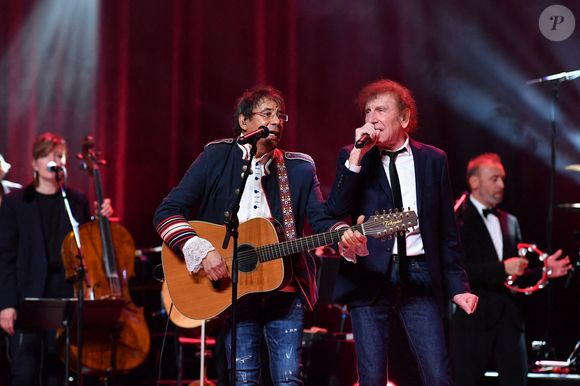 Laurent Voulzy, Alain Souchon sur la scène de l'Olympia pour les 20 ans de la Fondation pour la recherche sur la maladie d'Alzheimer le 18 mai 2024 à Paris, France. Photo by Christophe Meng/ABACAPRESS.COM
