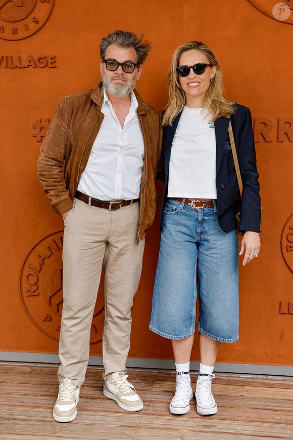 Clovis Cornillac et sa femme Lilou Fogli au village lors des Internationaux de France de Tennis de Roland Garros 2025, à Paris, France, le 8 juin 2025. © Cyril Moreau/Bestimage