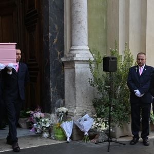 Sorties des obsèques de Loana Petrucciani dans la cathédrale Sainte-Réparate à Nice le 10 avril 2026. L'ancienne star de téléréalité a été retrouvée morte dans son appartement niçois par les autorités, le 25 mars dernier. © Bruno Bebert/Bestimage