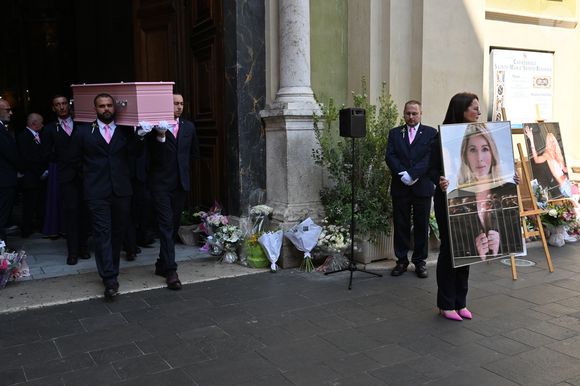 Sorties des obsèques de Loana Petrucciani dans la cathédrale Sainte-Réparate à Nice le 10 avril 2026. L'ancienne star de téléréalité a été retrouvée morte dans son appartement niçois par les autorités, le 25 mars dernier. © Bruno Bebert/Bestimage