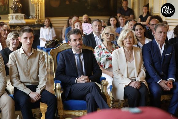 Exclusif - ⁠ ⁠Damien Nougarède et son fils Kenzo, Michèle Torr, Fabien Lecoeuvre - ⁠Damien Nougarède reçoit des mains de Rachida Dati les insignes de Chevalier dans l’ordre des Arts et Lettres, lors d’une cérémonie organisée dans la salle des mariages de la mairie du 7ème arrondissement à Paris le 15 juillet 2026. © Alain Guizard/Bestimage