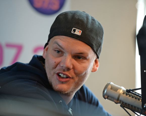 Archives - Le DJ Avicii sur Radio Y-100 à Fort Lauderdale le 12 février 2016. Agence - Bestimage

Le DJ suédois Tim Bergling, alias Avicii, connu pour son tube Wake Me Up est mort à l'âge de 28 ans à Mascate (sultanat d'Oman), annonce son agent, vendredi 20 avril. 
"C'est avec une profonde tristesse que nous annonçons la perte de Tim Bergling, également connu sous le nom d'Avicii, qui a été retrouvé mort à Muscat, Oman, vendredi 20 avril, heure locale. La famille est dévastée. Nous demandons à chacun de respecter son besoin de protection de la vie privée en cette période difficile, aucune autre déclaration ne sera faite", écrit-il dans un communiqué.