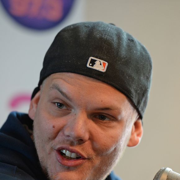 Archives - Le DJ Avicii sur Radio Y-100 à Fort Lauderdale le 12 février 2016. Agence - Bestimage

Le DJ suédois Tim Bergling, alias Avicii, connu pour son tube Wake Me Up est mort à l'âge de 28 ans à Mascate (sultanat d'Oman), annonce son agent, vendredi 20 avril. 
"C'est avec une profonde tristesse que nous annonçons la perte de Tim Bergling, également connu sous le nom d'Avicii, qui a été retrouvé mort à Muscat, Oman, vendredi 20 avril, heure locale. La famille est dévastée. Nous demandons à chacun de respecter son besoin de protection de la vie privée en cette période difficile, aucune autre déclaration ne sera faite", écrit-il dans un communiqué.