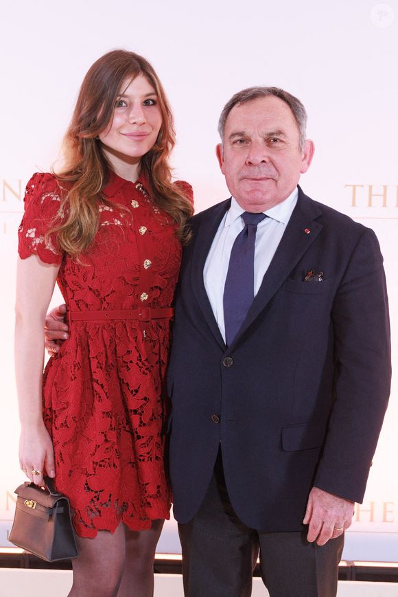 Clara-Bella Szpiner et Francis Szpiner assistent à un photocall pour le Gala d'Hiver du Peninsula Paris, avec un cocktail dînatoire orchestré par le Chef Exécutif David Bizet et le Chef Pâtissier Anne Coruble à l'hôtel Peninsula à Paris, France, le 27 novembre 2025. Photo par David Boyer/ABACAPRESS.COM