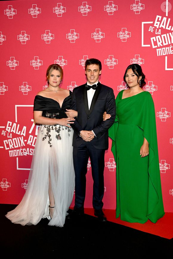Camille Gottlieb, Louis et Marie Ducruet au 76ème Bal de la Croix Rouge dans la salle des Etoiles à Monaco le 12 juillet 2025. 

Photo : Bruno Bebert / Bestimage