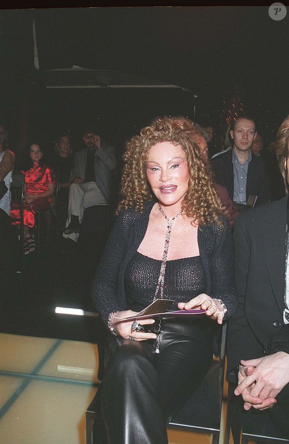 Elle sera honorée au Père-Lachaise lors d'un service funéraire le 23 janvier 2025 à 15h

Jocelyne Wildenstein lors du défilé Versace automne-hiver à Paris en 1999
