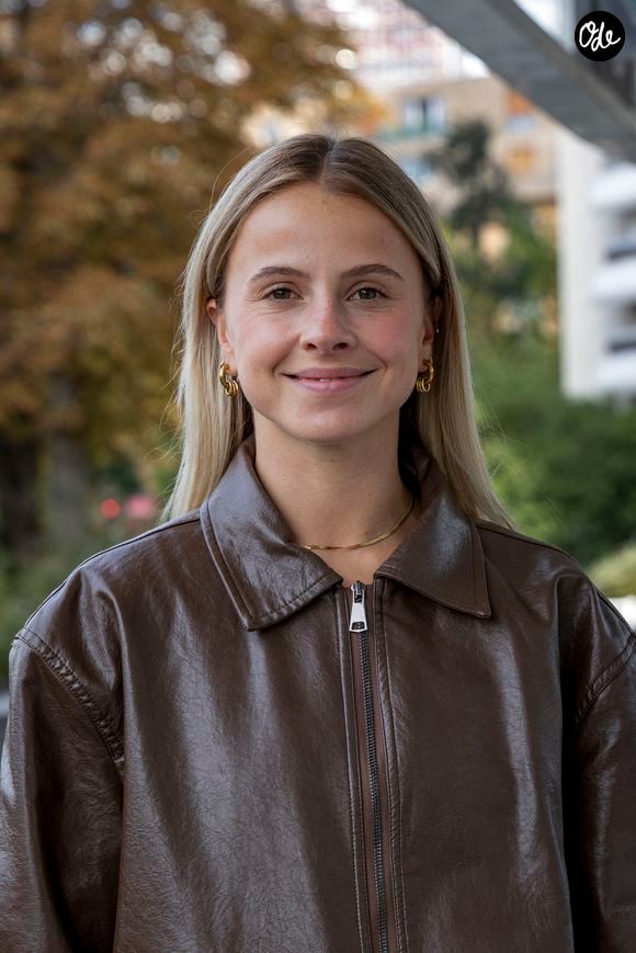 Elle a annoncé ses fiançailles. 
Exclusif - Carla Dona - Arrivées des personnalités à l'enregistrement de l'émission "Vivement dimanche", diffusée le 9 novembre 2025, aux studios Rive Gauche à Paris le 1er octobre 2025. © Vincenzo Arnone/Bestimage