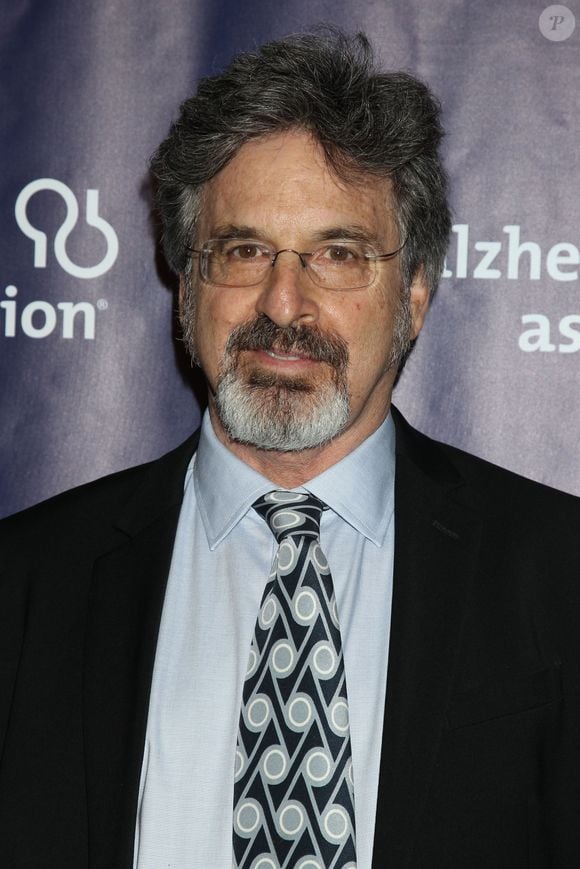 Il s'agit de Robert Carradine. 
Robert Carradine à la soirée Alzheimer's Association 'A Night At Sardis' 2016 au Beverly Hilton Hotel à Beverly Hills, le 9 mars 2016. Bestimage