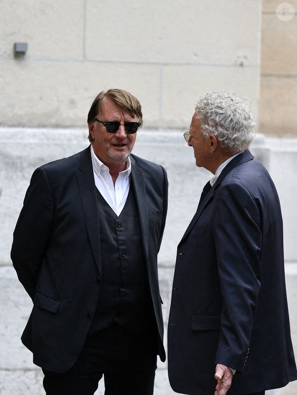 Nelson Monfort et Lionel Chamoulaud lors de la cérémonie d'enterrement de Daniel Bilalian à l'église Saint-Pierre de Neuilly-sur-Seine, près de Paris, France, le 22 mai 2025. Photo par Raphael Lafargue/ABACAPRESS.COM