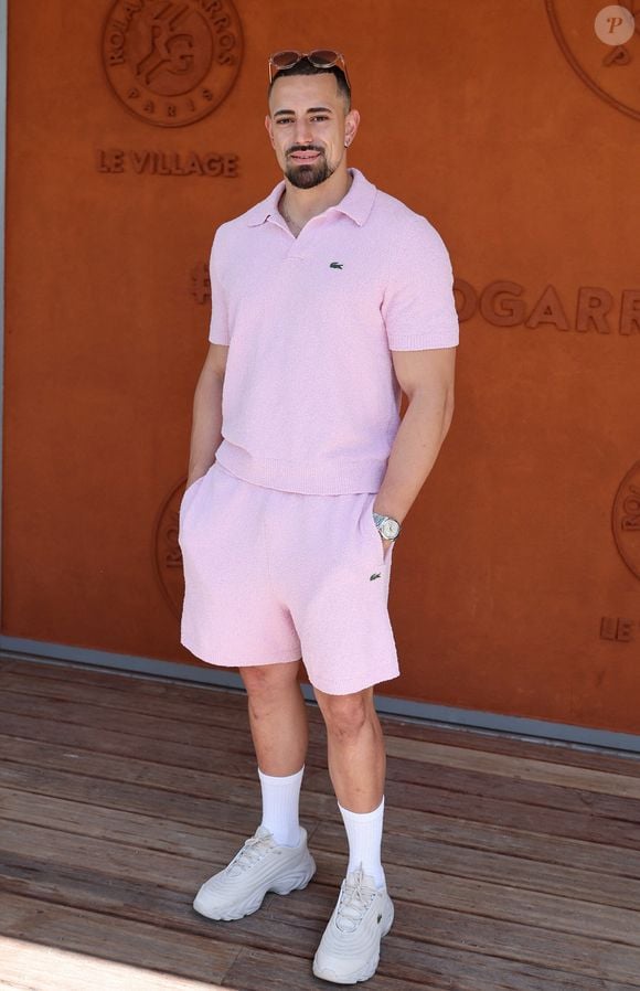 La jeune génération était bien représentée avec la présence du rappeur Théodort, du Youtubeur Djilsi et de l'actrice Mallory Wanecque.

Djilsi au village lors des Internationaux de France de Tennis de Roland Garros 2026. Paris, le 26 mai 2026.
© Jacovides / Moreau / Bestimage