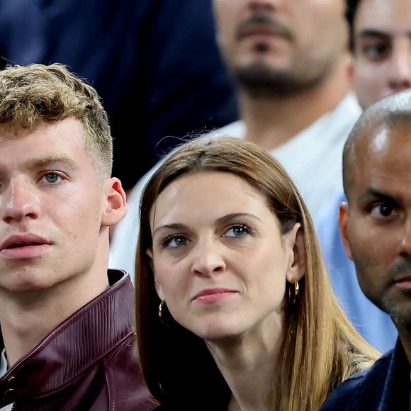Léon Marchand, Manon Apithy-Brunet, Tony Parker - Les célébrités en tribunes pendant la finale de basketball opposant les Etats-Unis à la France (98-87) lors des Jeux Olympiques de Paris 2024 (JO) à l'Arena Bercy, à Paris, France, le 10 août 2024. © Jacovides-Perusseau/Bestimage