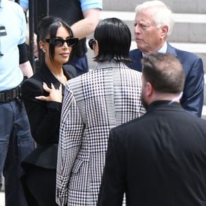 Evoquant l'important traumatisme qu'elle a subi et qui l'a marquée à jamais

La star américaine Kim Kardashian, avec sa mère Kris Jenner et son avocat Michael Rhodes, est arrivée au procès de la rue tronchet des "Papys braqueurs" au palais de justice de Paris, France, le 13 mai 2025. La star américaine doit décrire cette nuit qui l’a «traumatisée», selon ses mots, 9 hommes et 1 femme sont jugés, soupconnés d'avoir participé au casse du siècle, en dérobant à la star 9 millions d'euros de bijoux dans la nuit du 2 au 3 octobre 2016. © Bestimage