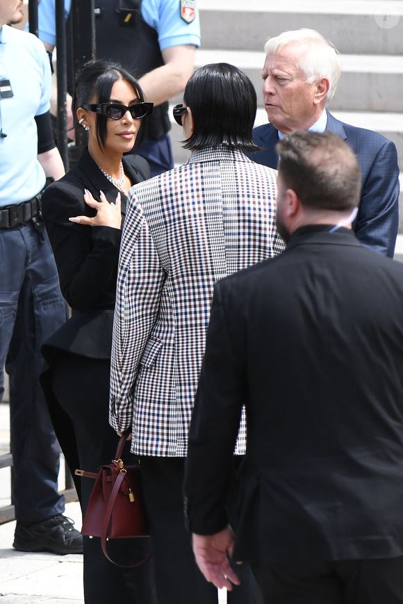 Evoquant l'important traumatisme qu'elle a subi et qui l'a marquée à jamais

La star américaine Kim Kardashian, avec sa mère Kris Jenner et son avocat Michael Rhodes, est arrivée au procès de la rue tronchet des "Papys braqueurs" au palais de justice de Paris, France, le 13 mai 2025. La star américaine doit décrire cette nuit qui l’a «traumatisée», selon ses mots, 9 hommes et 1 femme sont jugés, soupconnés d'avoir participé au casse du siècle, en dérobant à la star 9 millions d'euros de bijoux dans la nuit du 2 au 3 octobre 2016. © Bestimage