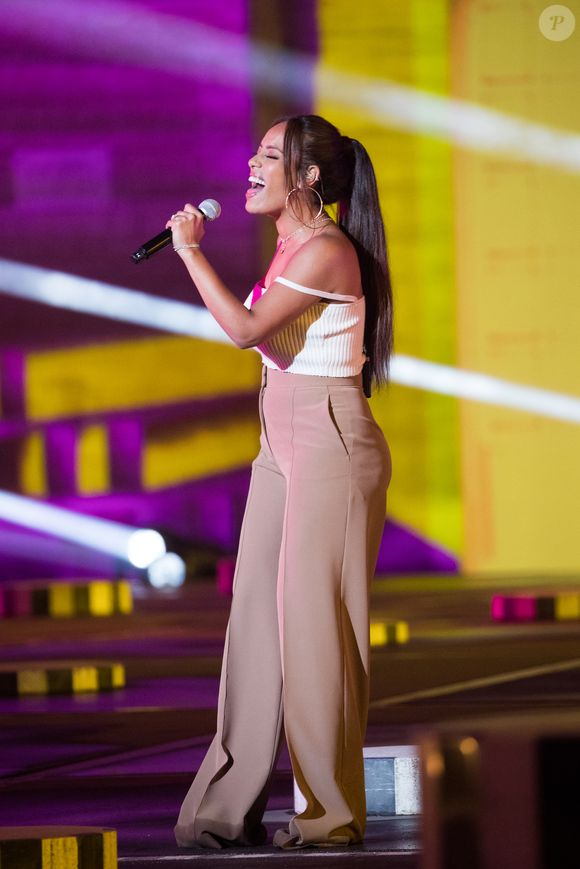Exclusif - Amel Bent - Enregistrement de l'émission "La chanson de l'année" dans les jardins du Palais Royal à Paris, le 11 juin 2020. © Cyril Moreau / Bestimage