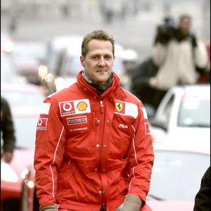 Michael Schumacher au volant d'une Formule 1 conduite par Jean Todt sur les Champs-Élysées, à Paris, lors du lancement de l'Institut du cerveau et de la moelle épinière. © Agence / Bestimage