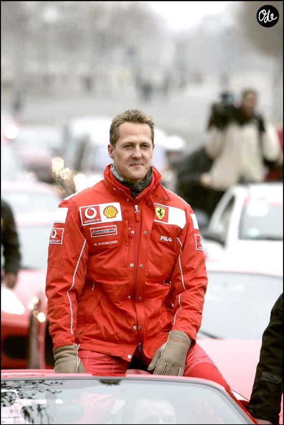Michael Schumacher au volant d'une Formule 1 conduite par Jean Todt sur les Champs-Élysées, à Paris, lors du lancement de l'Institut du cerveau et de la moelle épinière. © Agence / Bestimage