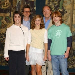 Photo d'archive datée du 27/05/04 montrant (de gauche à droite) : Daniel Radcliffe, Gary Oldman, Emma Watson, Sir Michael Gambon et Rupert Grint lors d'une séance photo organisée pour promouvoir le nouveau film Harry Potter, « Harry Potter et le prisonnier d'Azkaban », à la Gladstone Library, dans le centre de Londres. Photo : Ian West/PA Wire/ABACAPRESS.COM