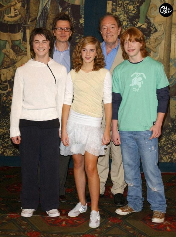 Photo d'archive datée du 27/05/04 montrant (de gauche à droite) : Daniel Radcliffe, Gary Oldman, Emma Watson, Sir Michael Gambon et Rupert Grint lors d'une séance photo organisée pour promouvoir le nouveau film Harry Potter, « Harry Potter et le prisonnier d'Azkaban », à la Gladstone Library, dans le centre de Londres. Photo : Ian West/PA Wire/ABACAPRESS.COM