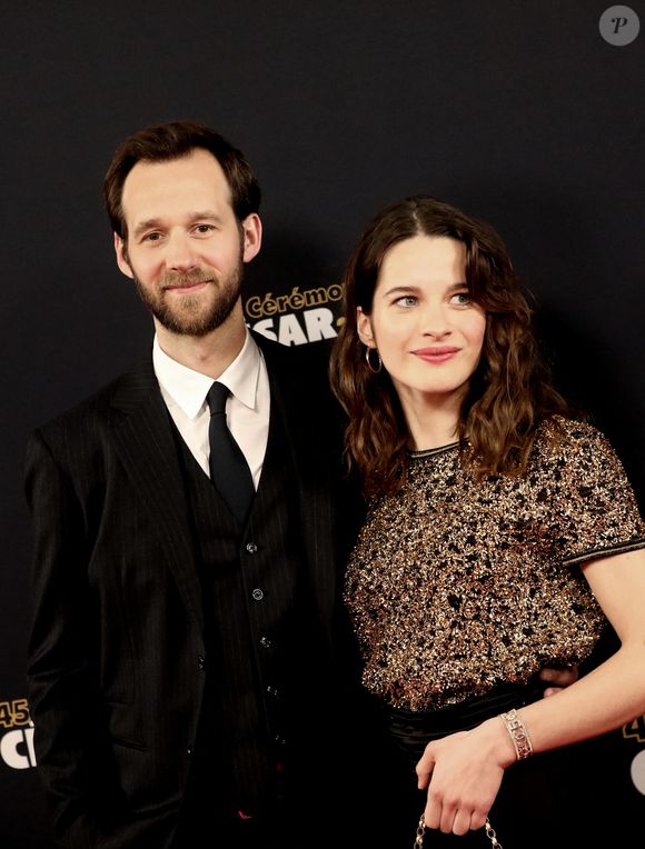 À seulement trente ans, elle enchaîne les succès d'envergure, notamment dans le film bouleversant consacré à Simone Veil.

Benjamin Lavernhe (en Hermès / Louboutin) et Rebecca Marder (en Chanel) lors du photocall lors de la 45ème cérémonie des César à la salle Pleyel à Paris le 28 février 2020 © Dominique Jacovides / Olivier Borde / Bestimage