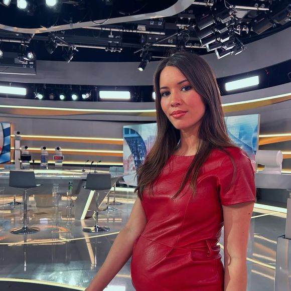 En effet, une photo publiée par Émilie Broussouloux ce mardi 4 février 2025 sur Instagram ne laisse plus aucun doute : la jeune femme affiche un ventre rond !

Emilie Broussouloux affiche un ventre rond sur le plateau d'LCI