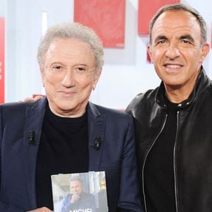 La première mettra à l’honneur Nikos Aliagas et son exposition Les Grands Âges.

 Nikos Aliagas et Michel Drucker lors de l'enregistrement de l'émission « Vivement dimanche » au studio Rive Gauche, présentée par M. Drucker, diffusée sur France 3 le 21 juin 2026, à Paris, France, le 20 mai 2026. © Guillaume Gaffiot/Bestimage