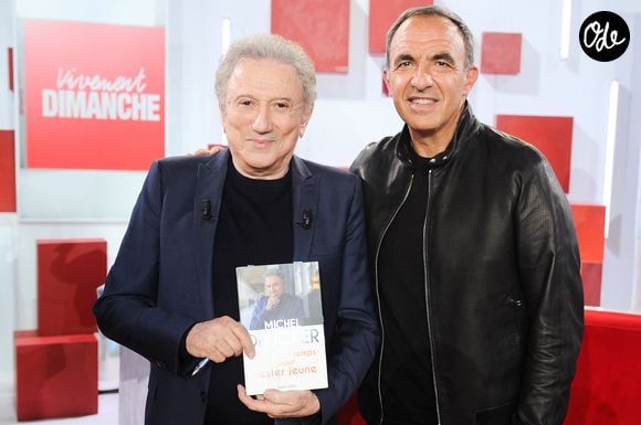La première mettra à l’honneur Nikos Aliagas et son exposition Les Grands Âges.

 Nikos Aliagas et Michel Drucker lors de l'enregistrement de l'émission « Vivement dimanche » au studio Rive Gauche, présentée par M. Drucker, diffusée sur France 3 le 21 juin 2026, à Paris, France, le 20 mai 2026. © Guillaume Gaffiot/Bestimage