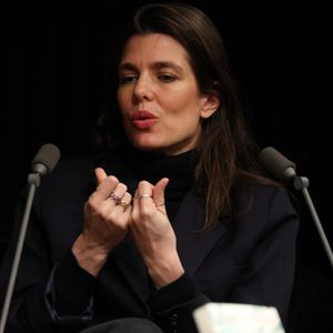 Elle a récemment présenté son livre La Fêlure et a été rédactrice en chef pour trois médias locaux lors de cette visite.

Charlotte Casiraghi pendant un échange avec ses lecteurs sur son livre "La Fêlure" à la Station Ausone - Librairie Mollat de Bordeaux, France, le 20 février 2026. © Jean-Marc Lhomer/Bestimage