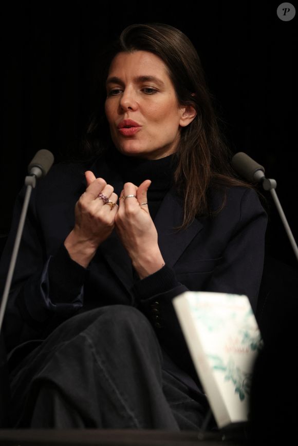 Elle a récemment présenté son livre La Fêlure et a été rédactrice en chef pour trois médias locaux lors de cette visite.

Charlotte Casiraghi pendant un échange avec ses lecteurs sur son livre "La Fêlure" à la Station Ausone - Librairie Mollat de Bordeaux, France, le 20 février 2026. © Jean-Marc Lhomer/Bestimage