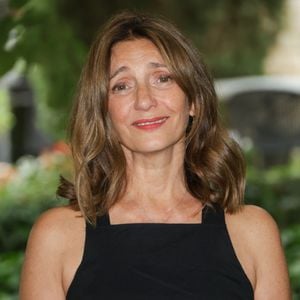 Elle y incarne la mère de l'héroïne, une jeune femme en fauteuil roulant qui se bat pour devenir danseuse professionnelle.
Valérie Karsenti lors du photocall du film « Adieu Jean-Pat » à l'occasion de la 18e édition du Festival du film francophone d'Angoulême (FFA), le 27 août 2025.
© Coadic Guirec / Bestimage