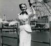 Son logement se trouvait au cœur du prestigieux Triangle d'Or, à deux pas des Champs-Élysées.

7 juillet 1955 – Marlene Dietrich salue la foule à son arrivée en avion à Blackpool, avec le célèbre parc d'attractions Pleasure Beach en arrière-plan. Elle était venue se produire à l'Opera House Blackpool. (Crédit photo : Keystone Press Agency / ZUMA Press Wire)