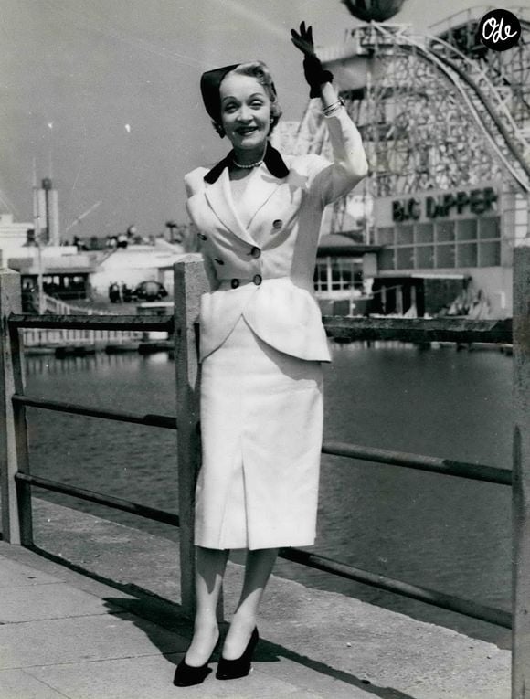 Son logement se trouvait au cœur du prestigieux Triangle d'Or, à deux pas des Champs-Élysées.

7 juillet 1955 – Marlene Dietrich salue la foule à son arrivée en avion à Blackpool, avec le célèbre parc d'attractions Pleasure Beach en arrière-plan. Elle était venue se produire à l'Opera House Blackpool. (Crédit photo : Keystone Press Agency / ZUMA Press Wire)