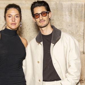 Natasha Andrews et Pierre Niney lors du défilé Jacquemus Homme Automne-Hiver 2026-2027 à Paris, le 25 janvier 2026.  Photo : Eliot Blondet/ABACAPRESS.COM