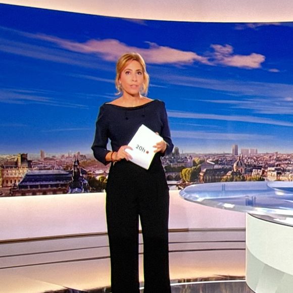 Léa Salamé présente son premier journal de 20 heures sur France 2 le 1er septembre 2025.

© Alain Guizard / Bestimage