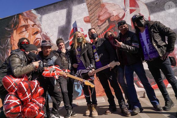 Taime Downe (Faster Pussycat), Gilby Calrg (Guns N Roses), Doug Aldrich (Whitesnake) et Marq Torien ( Bullet Boys) - L'artiste Robert Vargas inaugure sa fresque en hommage au guitariste disparu Eddie Van Halen au Guitar Center de West Hollywood le 26 janvier 2021. Backgrid USA / Bestimage