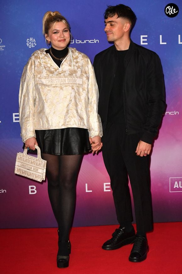 Composé de fleurs aux nuances de blanc et de bleu pâle, son bouquet de mariée mêlait plusieurs variétés particulièrement élégantes. 

Louane et son compagnon Florian Rossi  - Avant Première de " Belle " film animé japonais au Grand Rex à Paris le 6 décembre 2021 . © Veeren / Bestimage