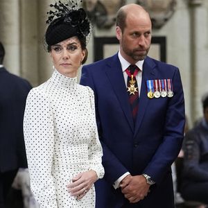 C'est dans une vidéo publiée au mois de mars qu'elle avait rendu sa maladie publique 
Le prince William, prince de Galles, et Catherine (Kate) Middleton, princesse de Galles - Les membres de la famille royale lors de la messe pour le jour de la Victoire de la guerre à l'abbaye de Westminster à Londres le 8 mai 2025

Jordan Pettitt/WPA-Pool