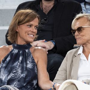 Muriel Robin et sa femme Anne Le Nen dans les tribunes lors des Internationaux de France de Tennis de Roland Garros 2025, à Paris, France, le 4 juin 2025. © Jacovides-Moreau/Bestimage