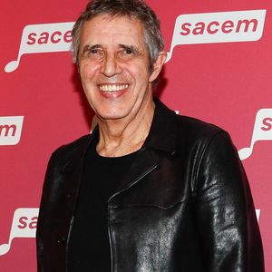 Julien Clerc confie qu’il a depuis longtemps arrêté de chanter ce morceau sur scène : “Elle demande beaucoup d’énergie" 

Julien Clerc - Photocall de la soirée en hommage à Jean-Loup Dabadie à la SACEM à Neuilly-sur-Seine, le 07 avril 2025. 

© Christophe Clovis / Bestimage