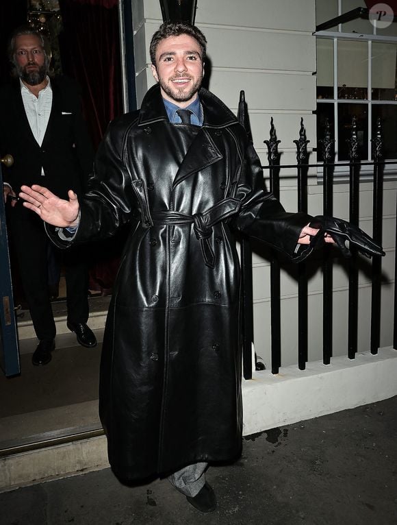 Le jeune homme âgé de 25 ans a convié ses parents à son exposition londonienne intitulée "Talk Is Cheap".

 - Rocco Ritchie, le 12 décembre 2025.

Photo : Agence / Bestimage