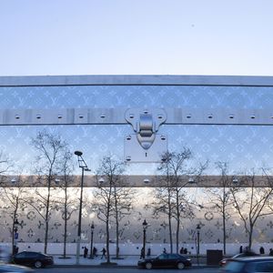 Louis Vuitton va ouvrir son hôtel de luxe de 6000 m2 sur les Champs Elysées !  Situé au 103 avenue des Champs-Elysées à Paris, ce bâtiment incroyable se situera juste en face du célèbre flagship de Louis Vuitton.
 Jack Tribeca/Bestimage
