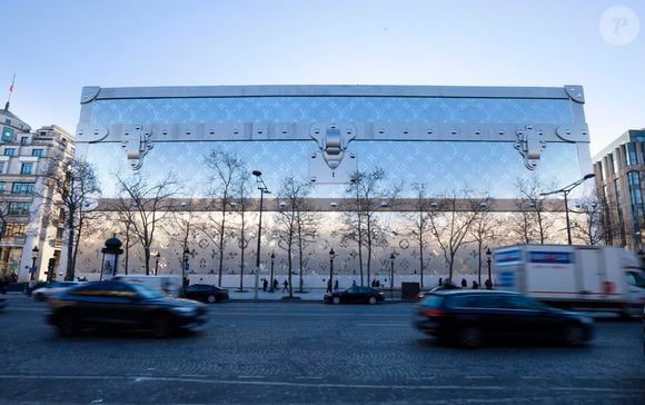 Louis Vuitton va ouvrir son hôtel de luxe de 6000 m2 sur les Champs Elysées !  Situé au 103 avenue des Champs-Elysées à Paris, ce bâtiment incroyable se situera juste en face du célèbre flagship de Louis Vuitton.
 Jack Tribeca/Bestimage