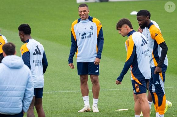 8 novembre 2024, Valdebebas, Madrid, Espagne : Kylian Mbappé du Real Madrid CF (C) s'entraîne lors de la séance d'entraînement et de la conférence de presse du Real Madrid avant le match de la Liga 2024/25 contre le CA Osasuna à la Ciudad Real Madrid le 08 novembre 2024 à Valdebebas, Espagne.