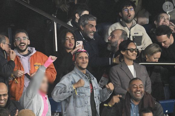 Tareek, Ary Abittan en tribunes lors du match de football Ligue 1 Uber Eats opposant le Paris Saint-Germain (PSG) à l'OGC Nice (1-0) au Parc des Princes à Paris, France, le 1er novembre 2025. © Lionel Urman/Bestimage