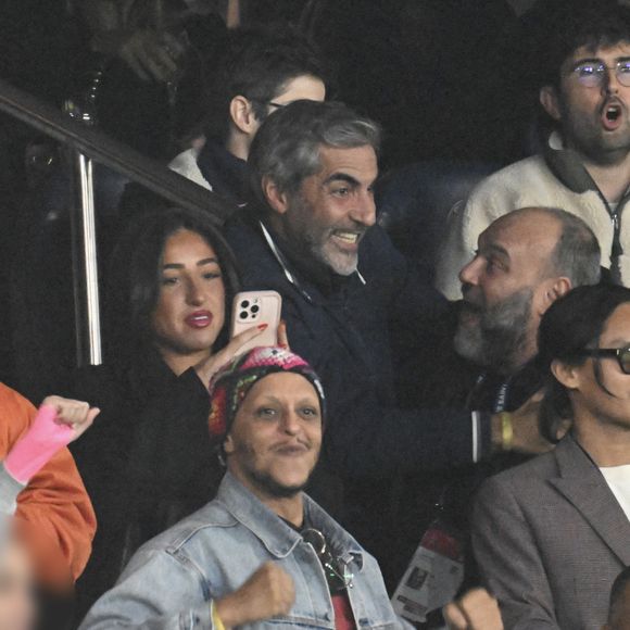 Tareek, Ary Abittan en tribunes lors du match de football Ligue 1 Uber Eats opposant le Paris Saint-Germain (PSG) à l'OGC Nice (1-0) au Parc des Princes à Paris, France, le 1er novembre 2025. © Lionel Urman/Bestimage