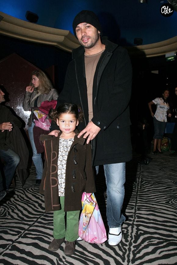 L'humoriste Éric Judor et sa fille assistent à la première du film « Il était une fois », qui s'est tenue au restaurant Planet Hollywood à Paris, en France, le 25 novembre 2007. Photo de Benoît Pinguet/ABACAPRESS.COM