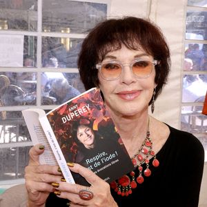 Anny Duperey avec ses livres "Allons voir plus loin, veux-tu ?" et "Respire c'est de l'iode" lors de la 38ème édition du salon du livre de Cosne-Cours-sur-Loire le 23 mai 2026.
© Cédric Perrin / Bestimage