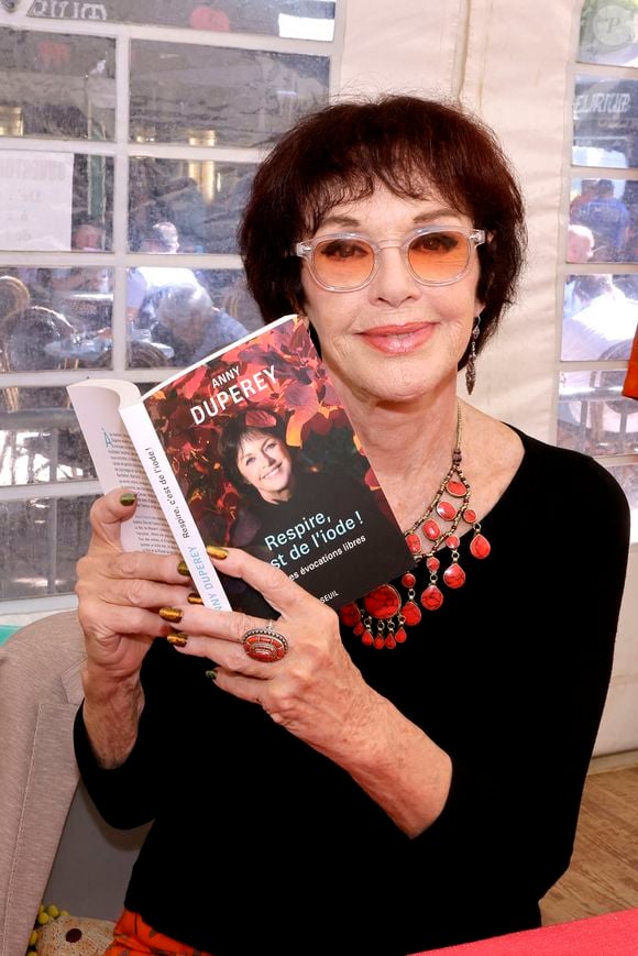 Anny Duperey avec ses livres "Allons voir plus loin, veux-tu ?" et "Respire c'est de l'iode" lors de la 38ème édition du salon du livre de Cosne-Cours-sur-Loire le 23 mai 2026.
© Cédric Perrin / Bestimage