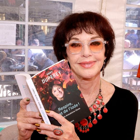 Anny Duperey avec ses livres "Allons voir plus loin, veux-tu ?" et "Respire c'est de l'iode" lors de la 38ème édition du salon du livre de Cosne-Cours-sur-Loire le 23 mai 2026.
© Cédric Perrin / Bestimage