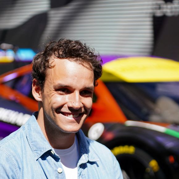 Théo Curin lors du dévoilement de la voiture "McLaren Racing x Sanofi pour la course pour vaincre la méningite" des 24h du Mans, à Paris, France, le 29 avril 2025. © Anne-Sophie Guebey/Bestimage
